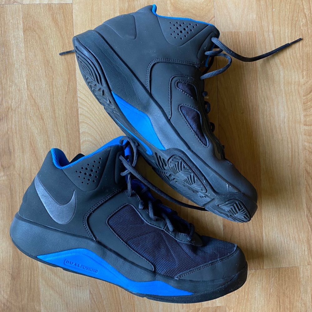 NIKE BASKETBALL SHOES